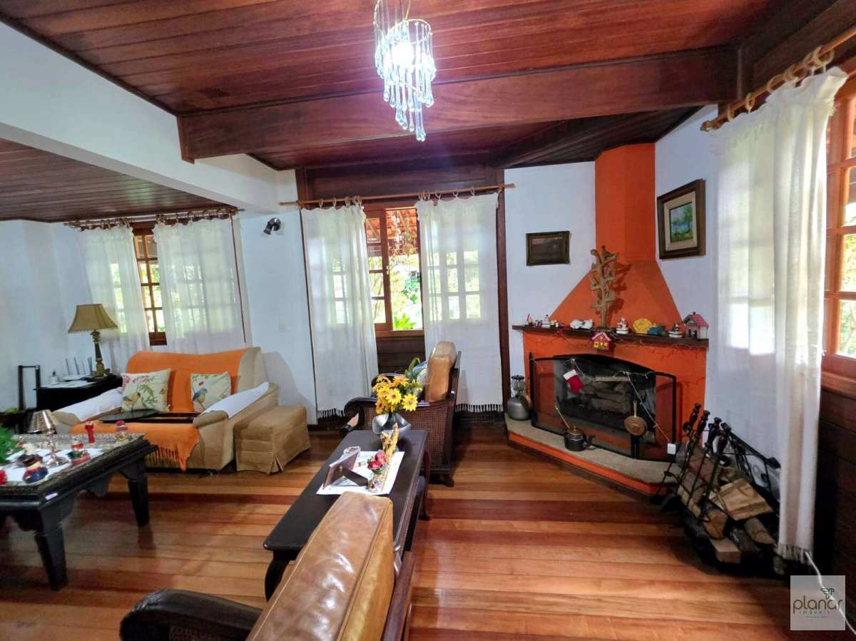  - Casa à venda em Petrópolis, Nogueira, com 4 quartos, 1.887m²